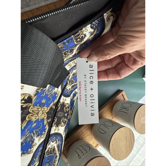 Alice+Olivia DuffleBag Regal Romance Travel Detachable Strap Pockets 16x6x11 NWT - Picture 14 of 16